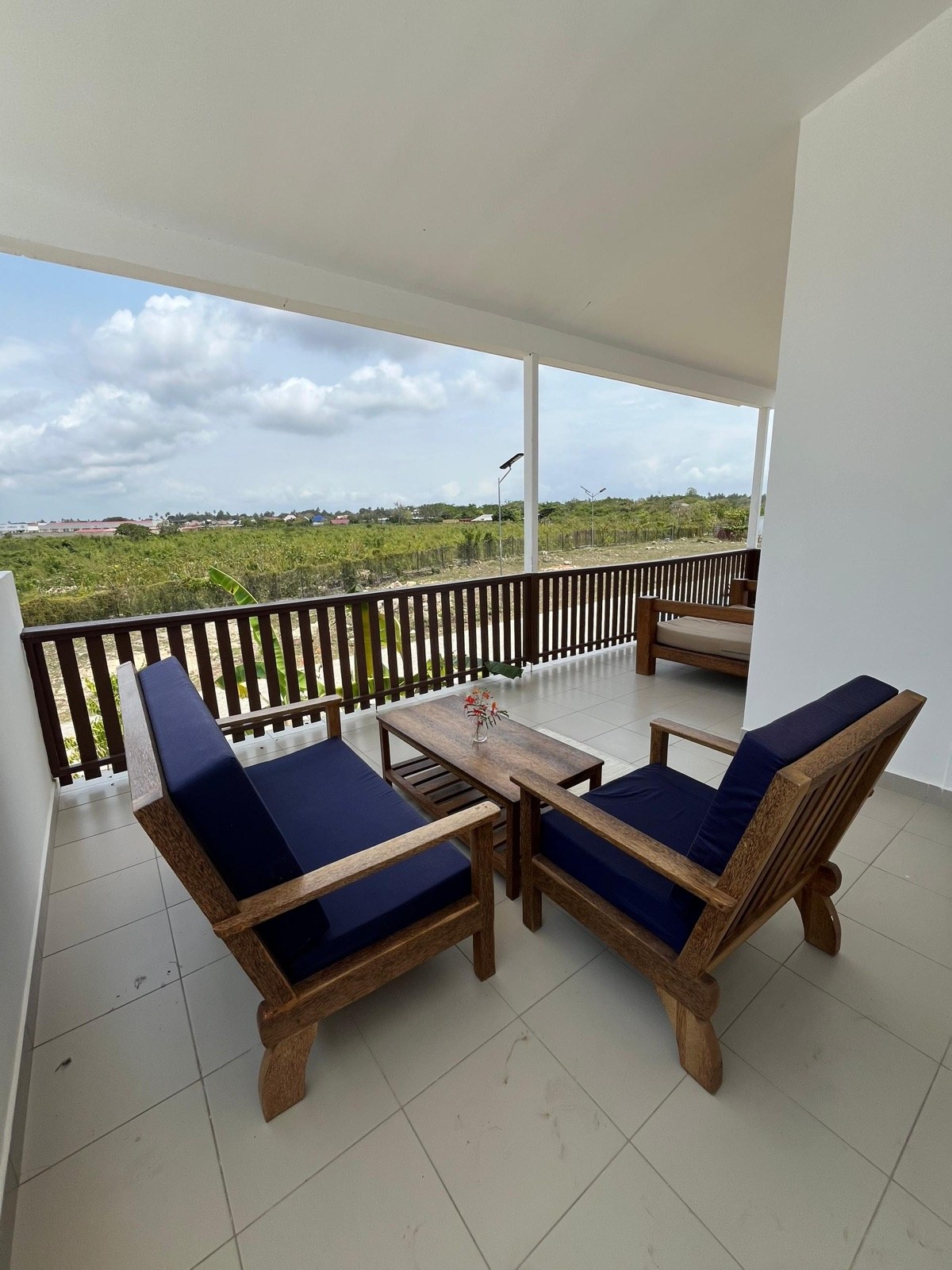 Seating area on the upper veranda with a wide view